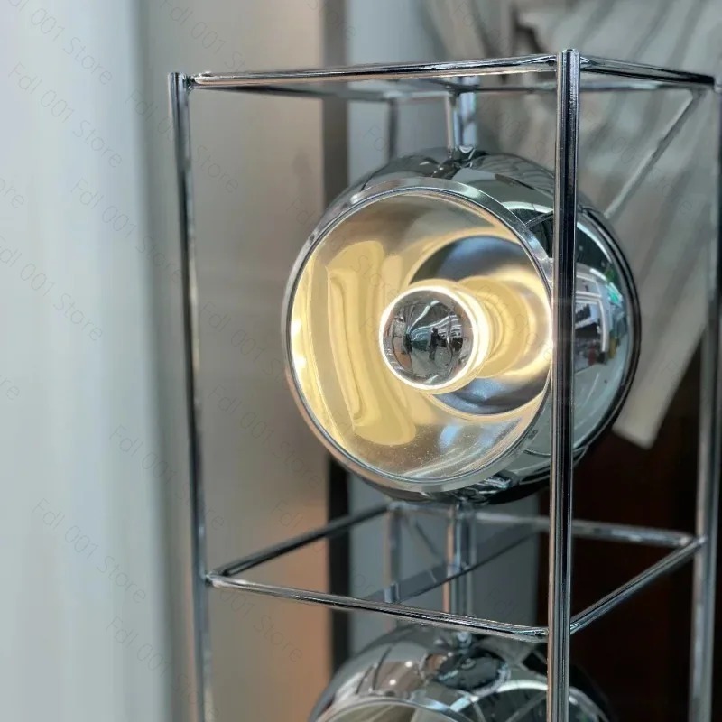 クリエイティブなバウハウスフロアランプ、クロムメタルLEDス - Lighting Decoration Stand のレビューと価格