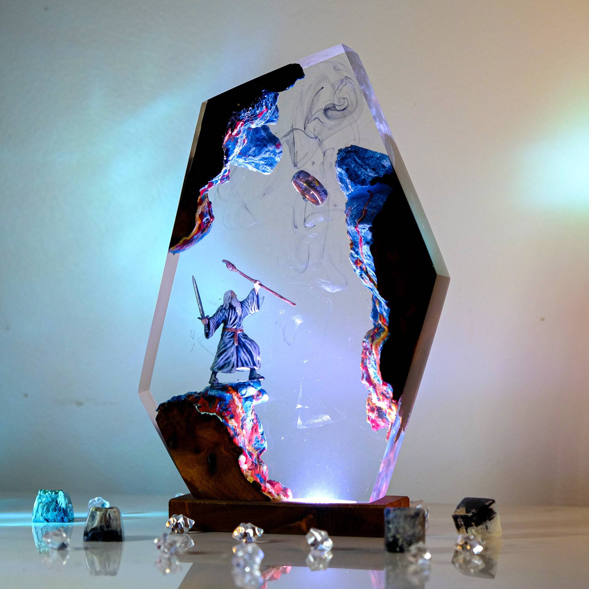 映画シーンフィギュアテーブル樹脂ランプマジックリングカラフル - Lighting Decoration For Wedding のレビューと価格