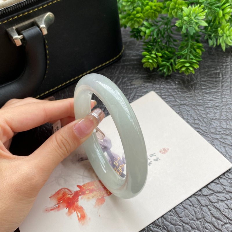 ミャンマー産の女性用ブレスレット、柔らかなジェダイトのライト - Lighting & Home Decor Studio Photos のレビューと価格