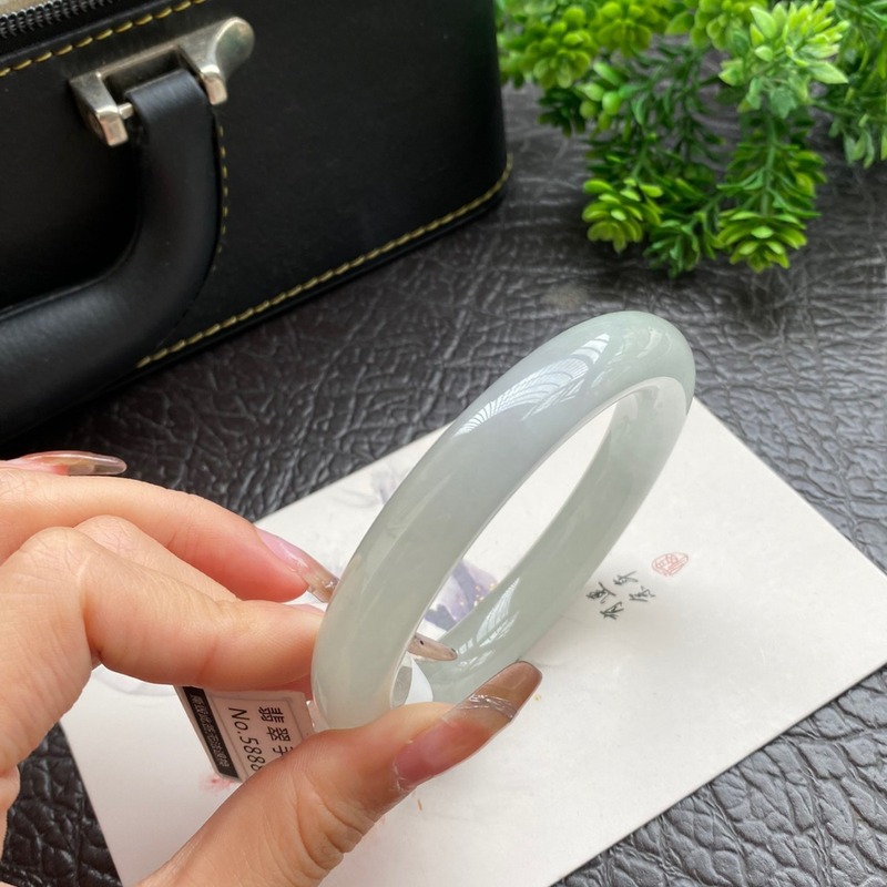ミャンマー産の女性用ブレスレット、柔らかなジェダイトのライト - Lighting & Home Decor Studio Photos のレビューと価格