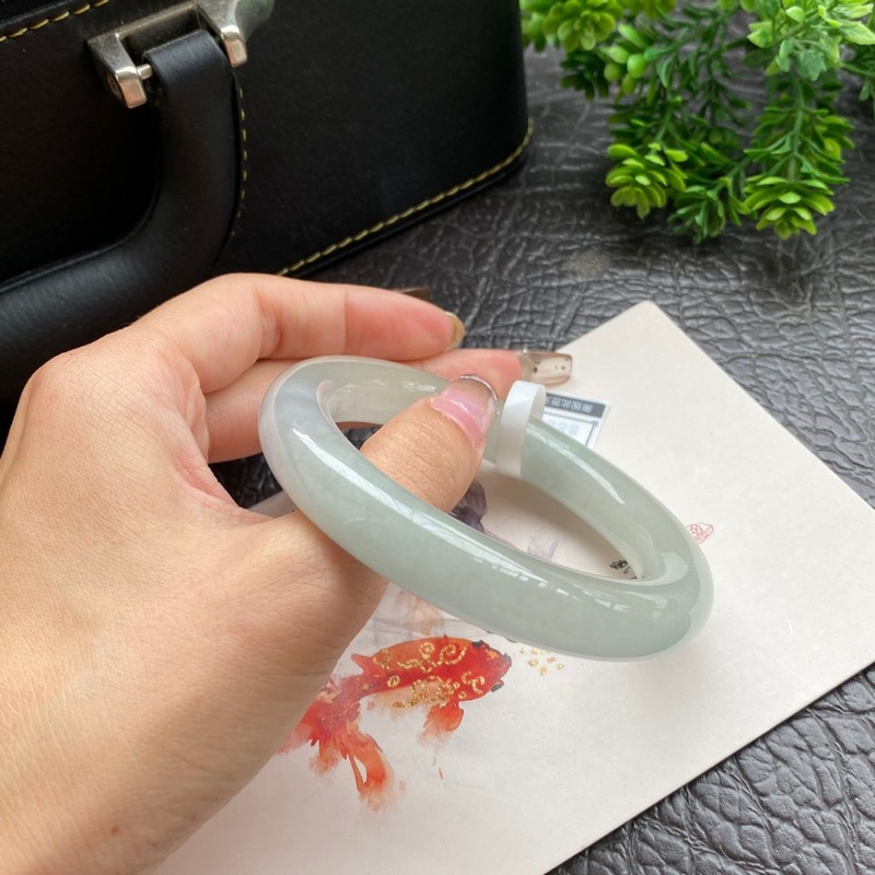 ミャンマー産の女性用ブレスレット、柔らかなジェダイトのライト - Lighting & Home Decor Studio Photos のレビューと価格
